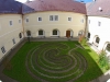 Labyrinth im Innenhof